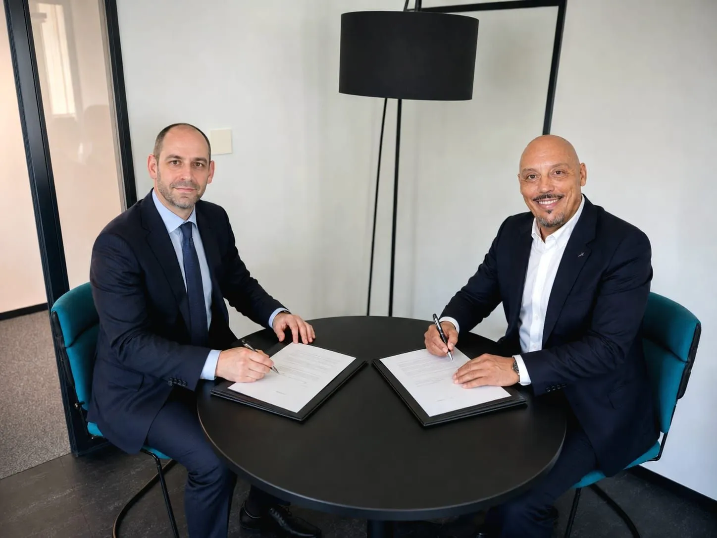 SwissTechNova and Space Systems Innovation Platform (SSIP) representatives signing their partnership agreement